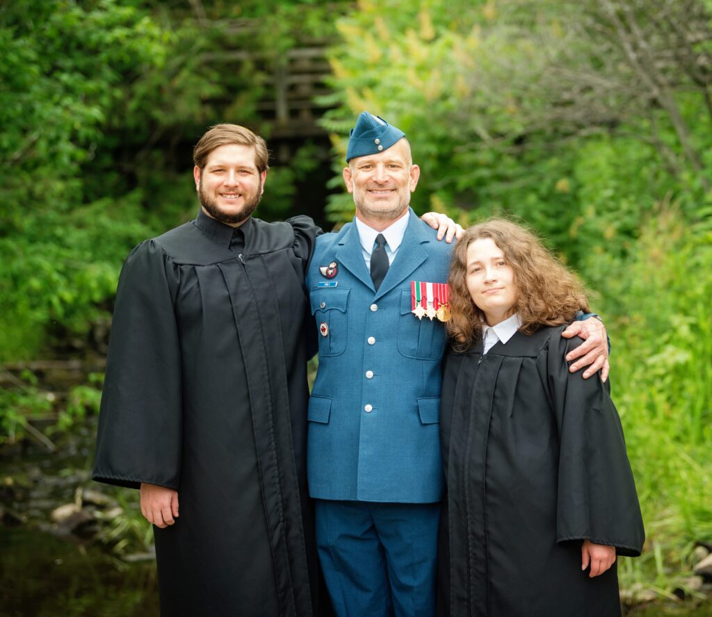 L’adjudant-maître à la retraite Jeffrey Evely avec son fils et sa fille (Photo courtoisie de Jeffrey Evely)
