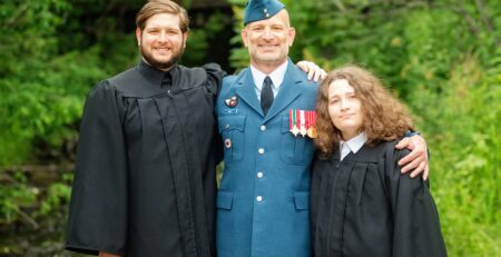 L’adjudant-maître à la retraite Jeffrey Evely avec son fils et sa fille (Photo courtoisie de Jeffrey Evely)