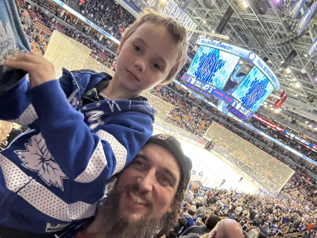 Crédit photo : Evan Blackman lors d’un match de hockey avec son fils Damian