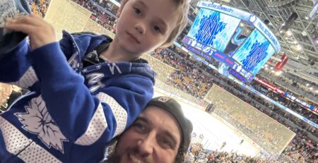 Crédit photo : Evan Blackman lors d’un match de hockey avec son fils Damian