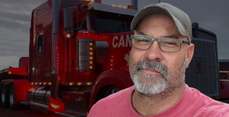 Chris Barber et son camion « Big Red » (Courtoisie de Chris Barber)