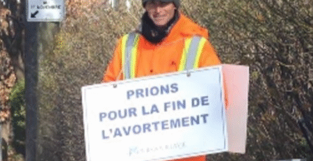 Brian Jenkins portant un placard indiquant « Prions pour la fin de l’avortement » (avec l’aimable autorisation de Brian Jenkins)