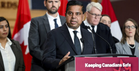Le ministre de la Sécurité publique Gary Anandasangaree annonce le dépôt du projet de loi C-22 le 12 mars 2026 (Crédit photo : La Presse canadienne/Spencer Colby)