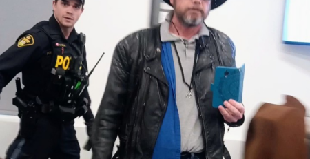 Stephen Hill enregistrant une réunion du conseil de North Huron (Courtoisie de Rebel News)