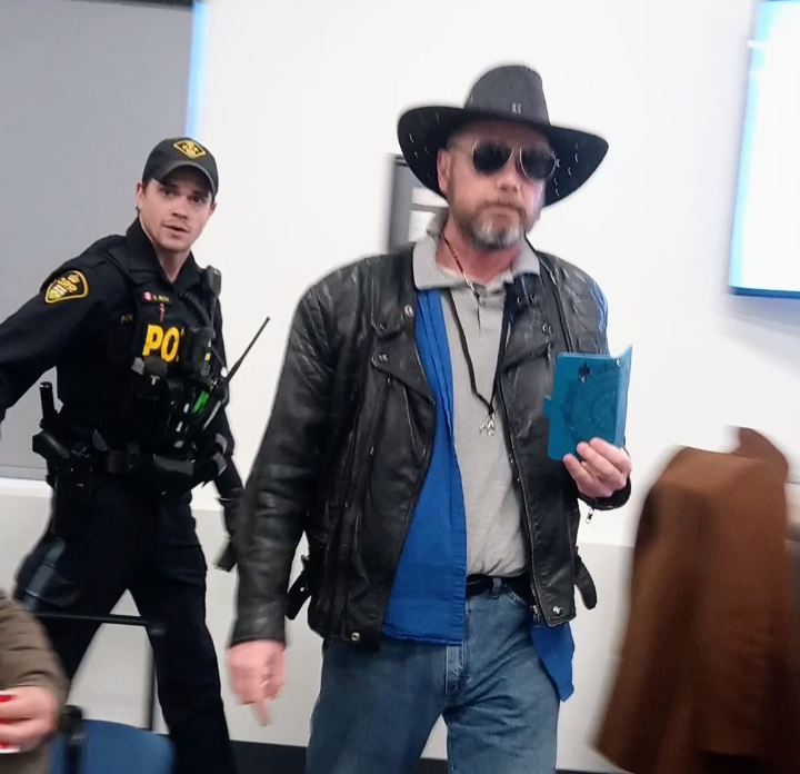 Stephen Hill enregistrant une réunion du conseil de North Huron (Courtoisie de Rebel News)