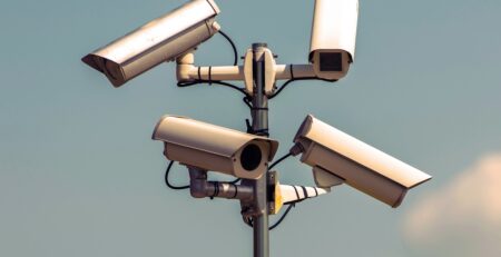 Surveillance (Avec l’aimable autorisation d’AlinStock)