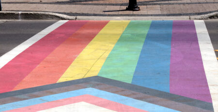 Passage piéton arc-en-ciel (Avec l’aimable autorisation d’Acrylicbased)