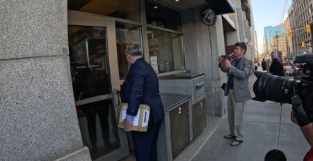 Le Dr John Robson remet au premier ministre du Canada la pétition nationale du CJLC contre C-22 (avec l’aimable autorisation du Dr John Robson)