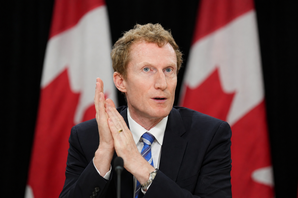 Le ministre de l’Identité et de la Culture canadiennes, Marc Miller, lors d’une conférence de presse sur le projet de loi C-34 le 10 juin dernier (Crédit photo : LA PRESSE CANADIENNE/Adrian Wyld)