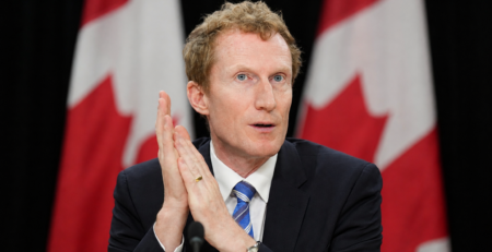 Le ministre de l’Identité et de la Culture canadiennes, Marc Miller, lors d’une conférence de presse sur le projet de loi C-34 le 10 juin dernier (Crédit photo : LA PRESSE CANADIENNE/Adrian Wyld)