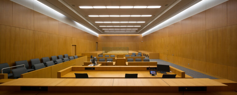 Tribunal (avec l'aimable autorisation de Roy Grogan)