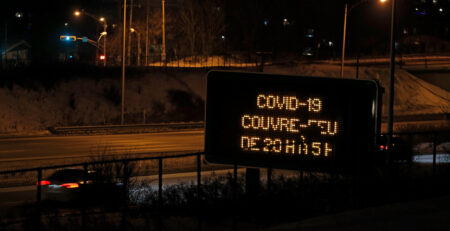 Panneau de couvre-feu Covid (avec l’aimable autorisation de Pascal Huot)