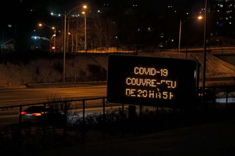 Panneau de couvre-feu Covid (avec l’aimable autorisation de Pascal Huot)