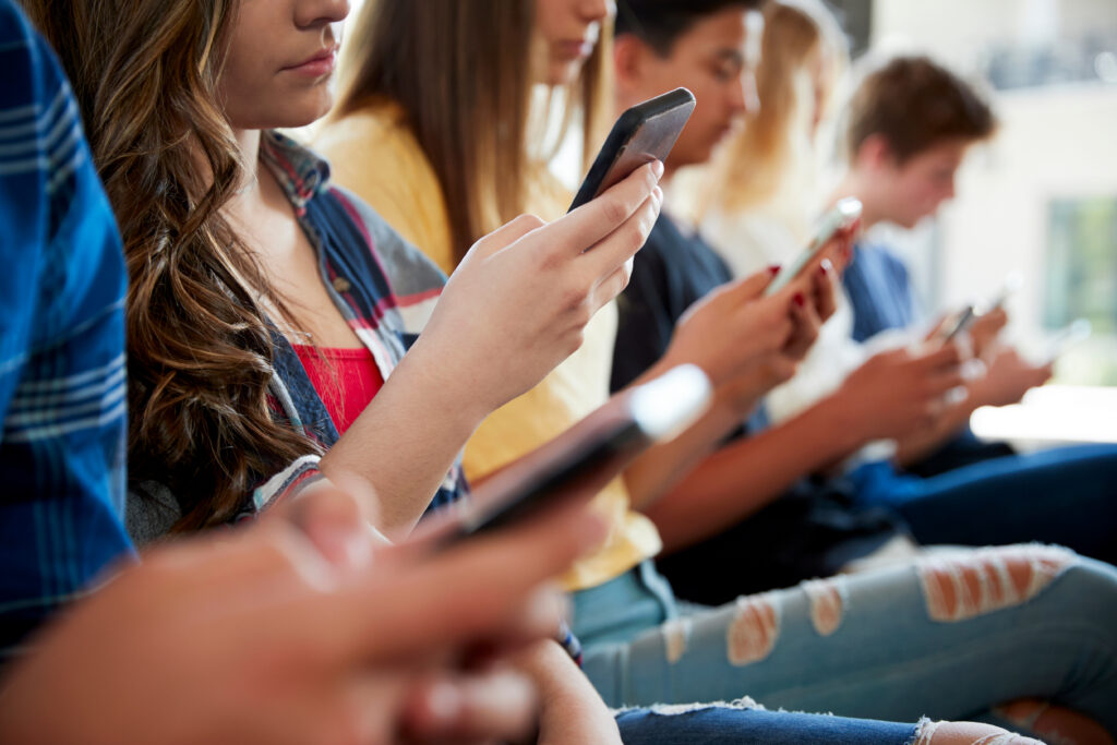 Jeunes utilisant les médias sociaux (avec l’aimable autorisation de Monkey Business)