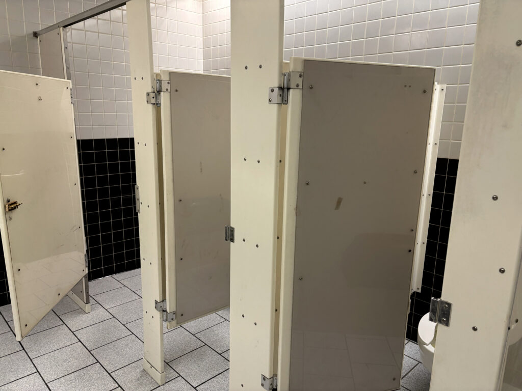 Cabines de toilettes (avec l’aimable autorisation de Joey)