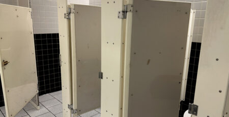 Cabines de toilettes (avec l’aimable autorisation de Joey)