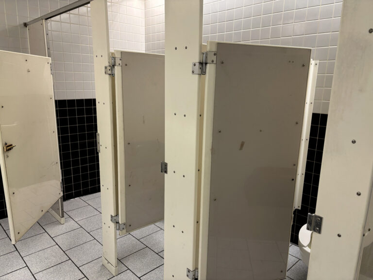 Cabines de toilettes (avec l’aimable autorisation de Joey)